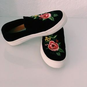“SOLD”Steve Madden Black Gracie Embroidered Sneakers.